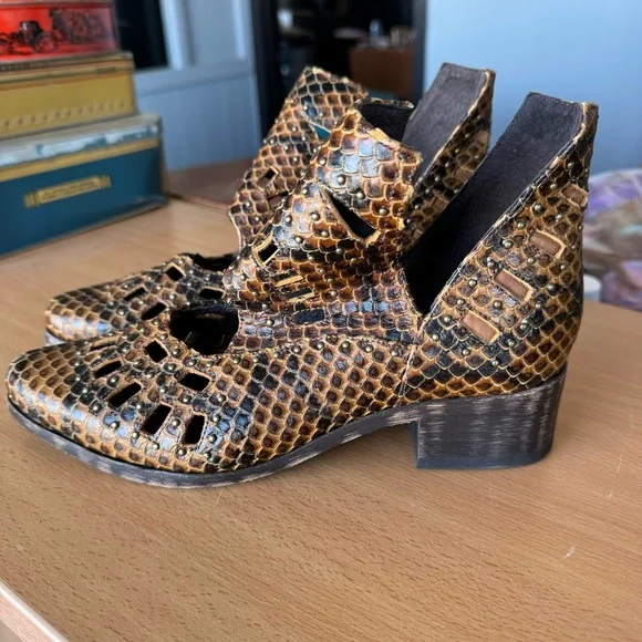 Snakeskin Pattern Boots - Picture 2 of 8